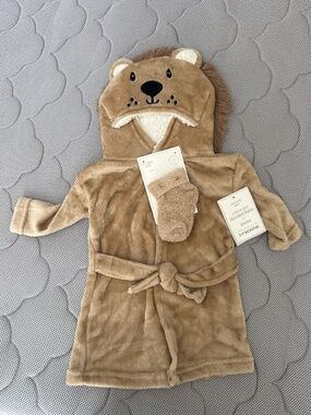 NWT! 0-9 baby bath robe with socks